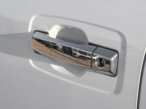 Used 2017 Nissan Titan SV image 38