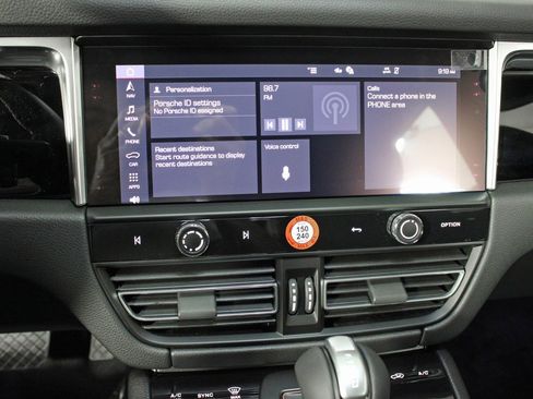 Used 2025 Porsche Macan image 25