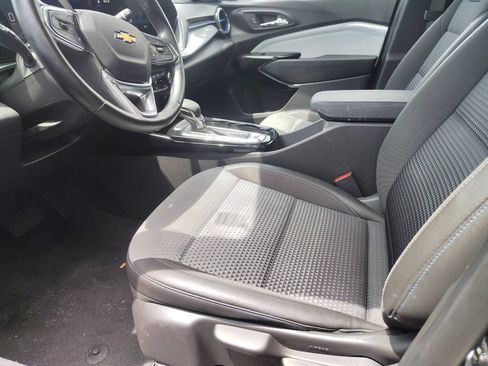Used 2025 Chevrolet Trax LT w/ LT Convenience Package FWD image 5