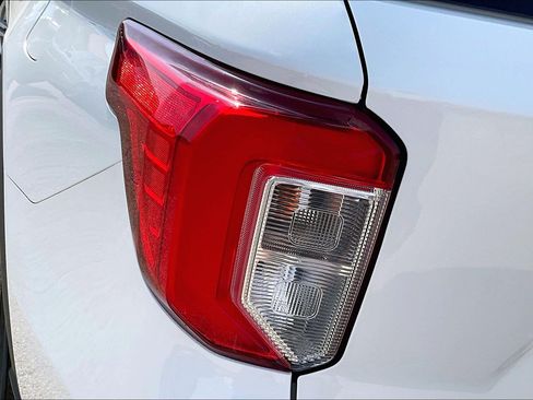 Used 2022 Ford Explorer XLT AWD/4WD image 29