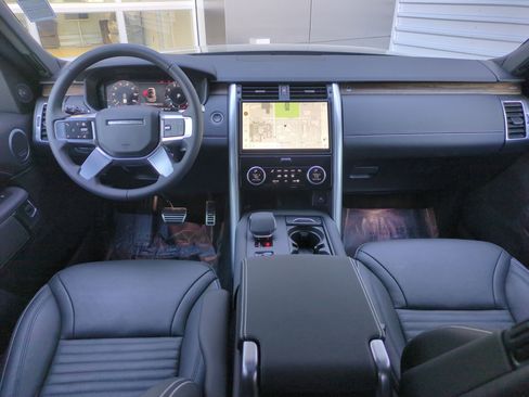 Used 2025 Land Rover Discovery Dynamic SE image 25
