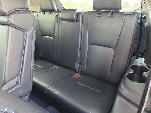 Used 2022 Toyota Highlander XLE image 12