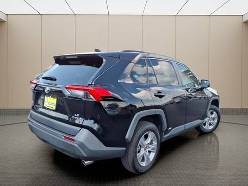 Used 2022 Toyota RAV4 LE AWD/4WD image 6