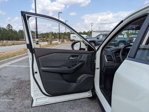 Used 2023 Nissan Rogue SV image 17