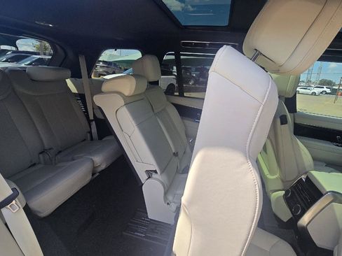 Certified 2025 Land Rover Range Rover Long Wheelbase SE AWD/4WD image 9