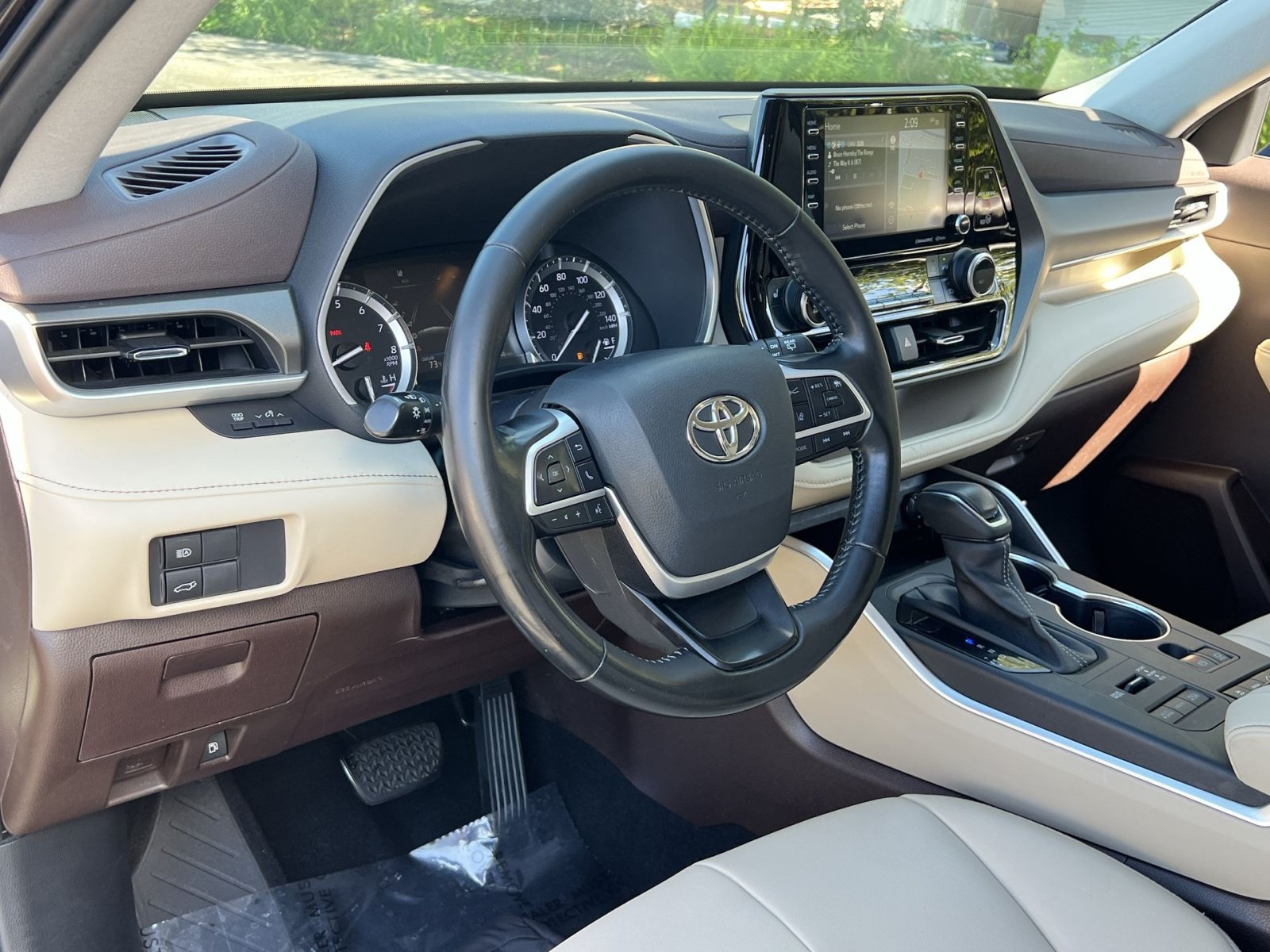 Used 2022 Toyota Highlander XLE AWD/4WD image 15