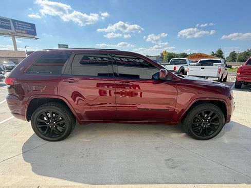 Used 2017 Jeep Grand Cherokee Altitude AWD/4WD image 7