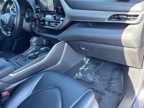 Used 2021 Toyota Highlander XLE FWD image 13