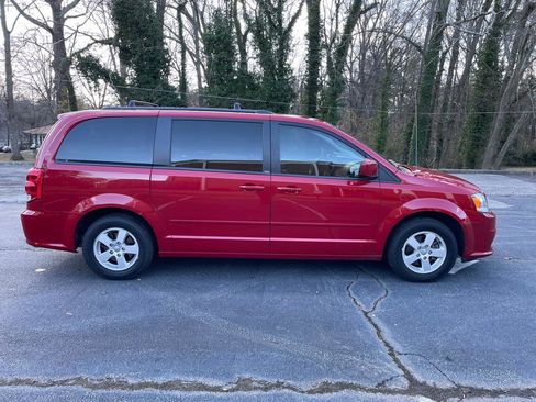 Used 2012 Dodge Grand Caravan SXT image 2