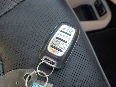 Used 2018 Chrysler Pacifica Limited image 41