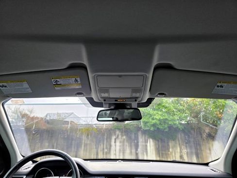 Used 2017 Land Rover Discovery Sport SE image 23