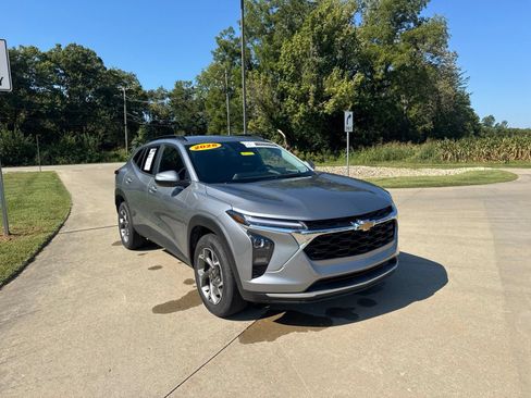 Used 2026 Chevrolet Trax LT FWD image 3