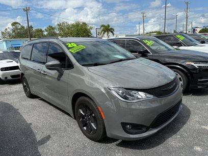 Used 2020 Chrysler Pacifica Limited w/ Advanced Safetytec Group