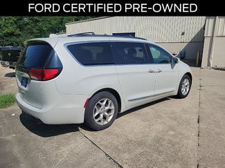 Used 2017 Chrysler Pacifica Touring-L w/ Tire & Wheel Group FWD video 2