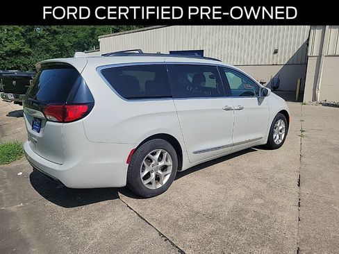 Used 2017 Chrysler Pacifica Touring-L w/ Tire & Wheel Group FWD image 2