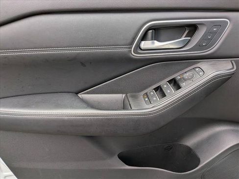Used 2024 Nissan Rogue Platinum w/ Platinum Premium Package FWD image 7