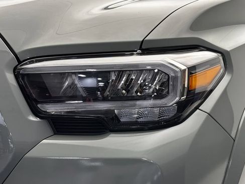 Used 2022 Toyota Tacoma TRD Sport AWD/4WD image 4