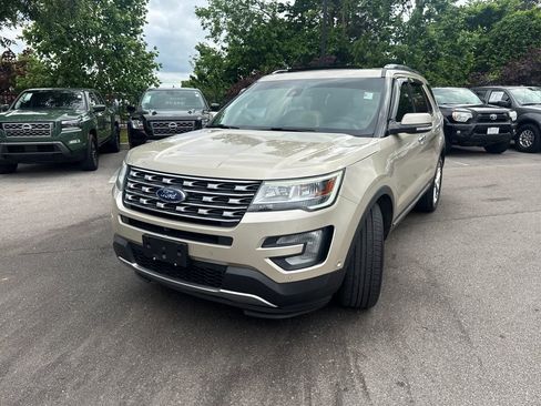 Used 2017 Ford Explorer Limited w/ Equipment Group 301A FWD image 3