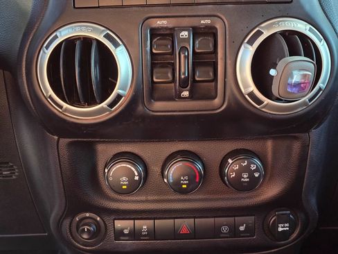 Used 2018 Jeep Wrangler Unlimited Rubicon w/ Connectivity Group AWD/4WD image 18