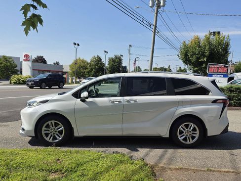 Used 2023 Toyota Sienna Limited AWD/4WD image 7