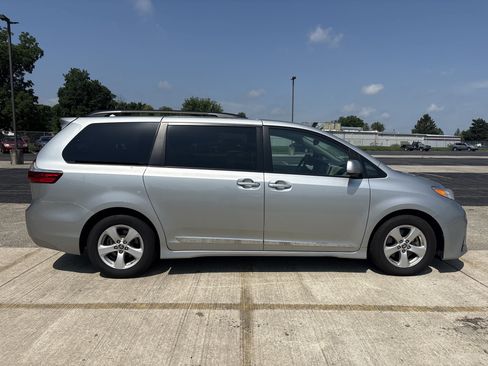 Used 2020 Toyota Sienna LE FWD image 3