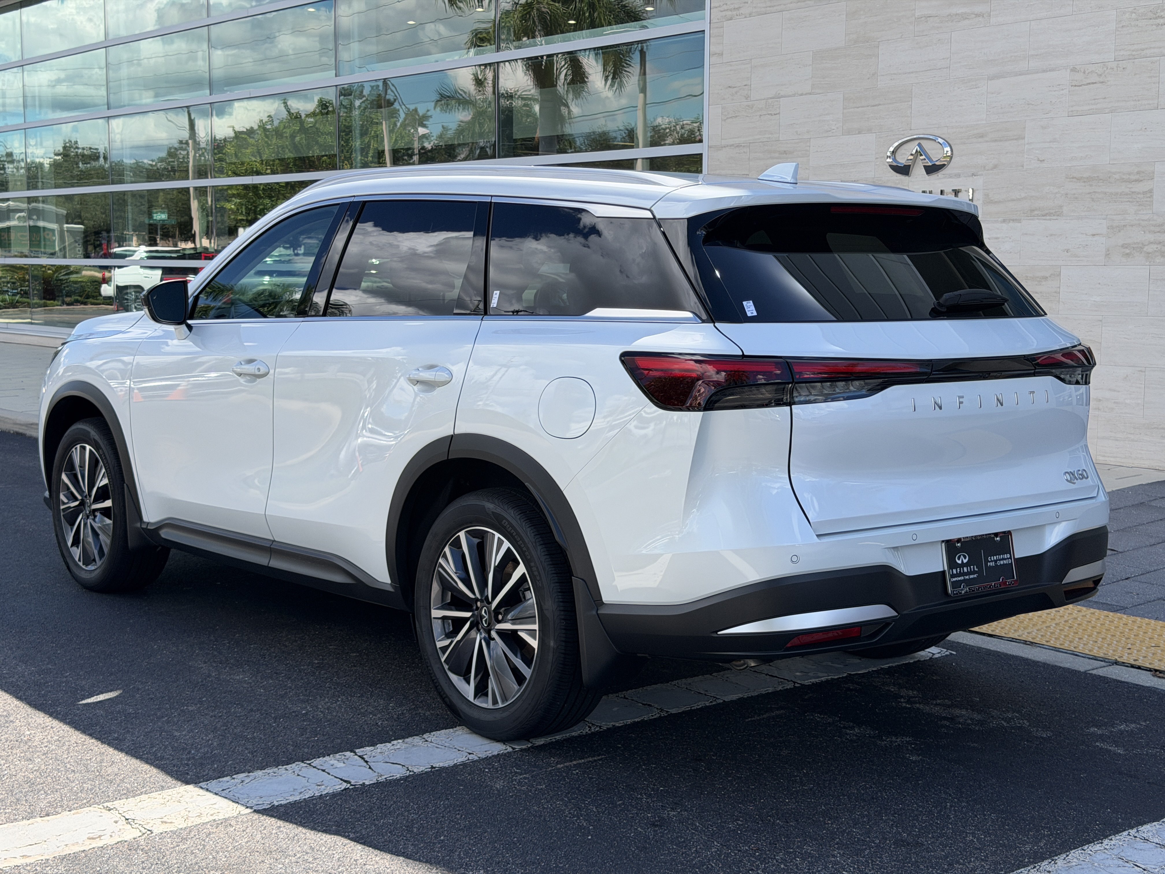 Certified 2027 INFINITI QX60 Luxe w/ Cargo Package FWD image 5