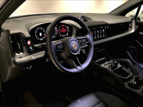 Used 2025 Porsche Cayenne image 7