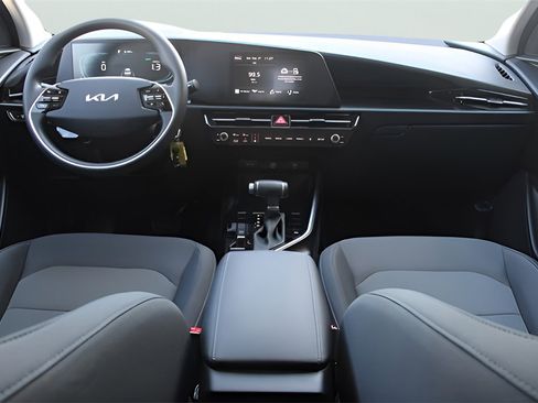 Used 2025 Kia Niro LX image 13