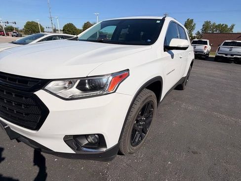 Used 2018 Chevrolet Traverse LT w/ LPO, Black Accent Package FWD image 2