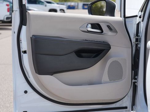 Used 2023 Chrysler Pacifica Touring-L FWD image 14