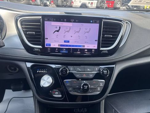 Used 2025 Chrysler Pacifica Limited FWD image 20