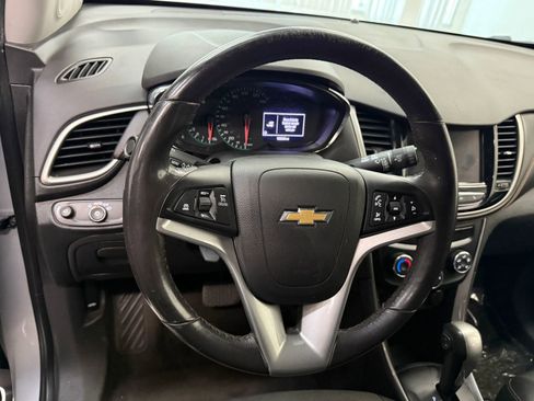 Used 2020 Chevrolet Trax LT w/ LT Convenience Package image 26