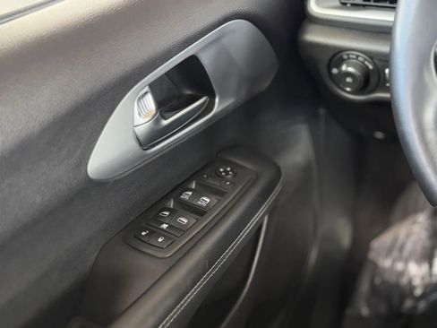 Used 2021 Chrysler Pacifica Touring w/ Uconnect Theater Family Group image 24