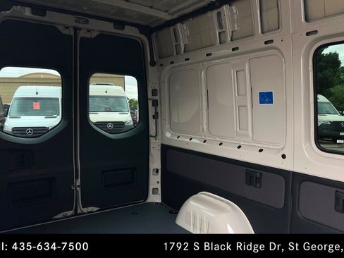 Used 2025 Mercedes-Benz Sprinter 2500 image 19
