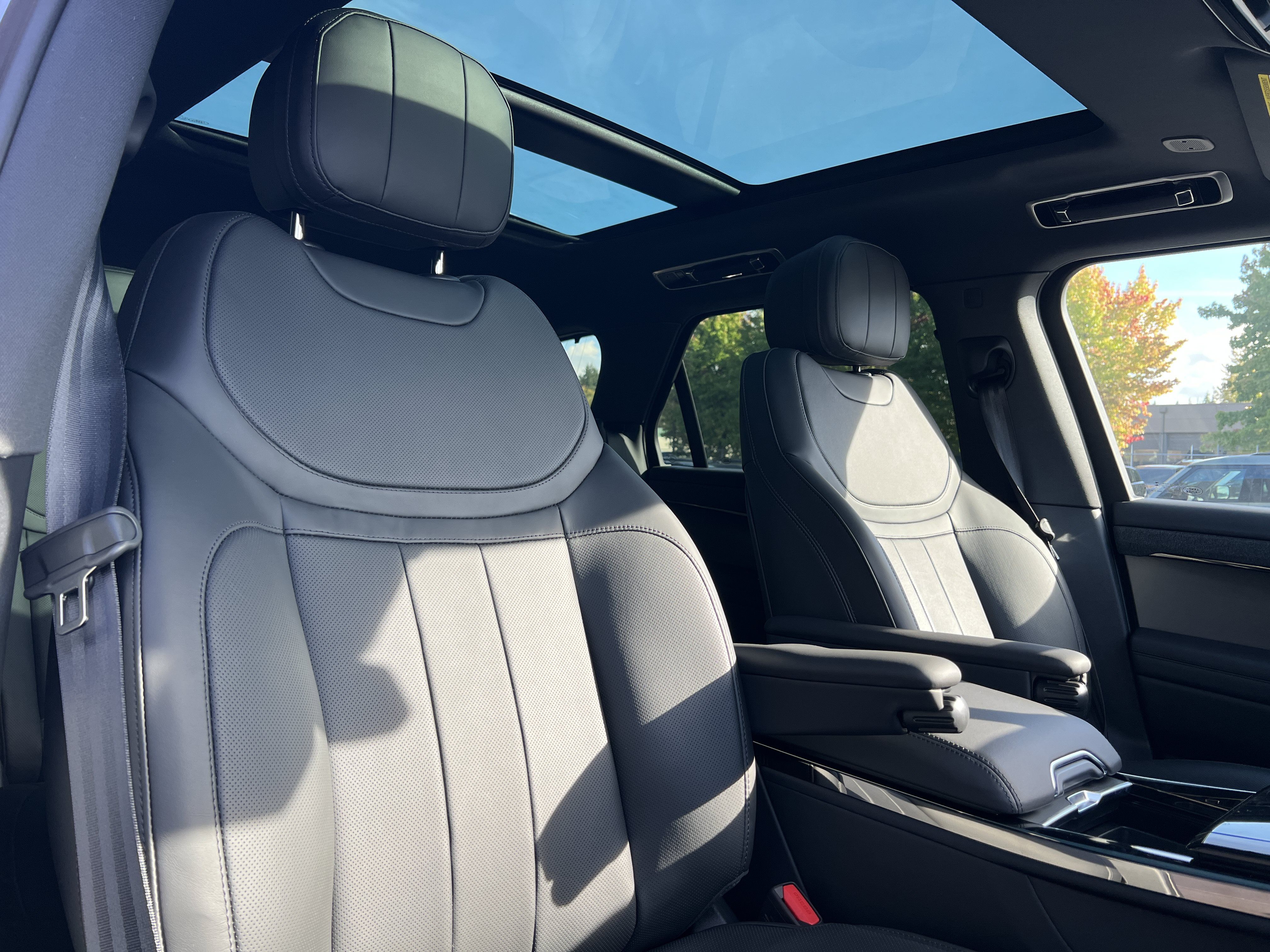 New 2025 Land Rover Range Rover Sport Dynamic SE AWD/4WD image 12