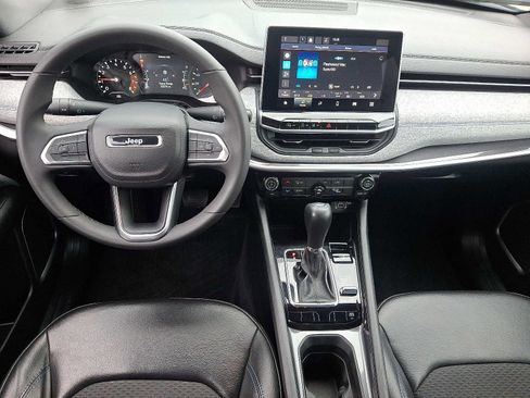 Used 2023 Jeep Compass Latitude image 12