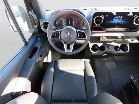 Used 2024 Mercedes-Benz Sprinter 2500 image 29