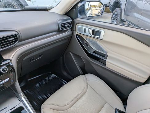 Certified 2023 Ford Explorer Platinum w/ Technology Package image 18