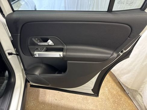 Used 2022 Mercedes-Benz GLB 250 4MATIC image 28