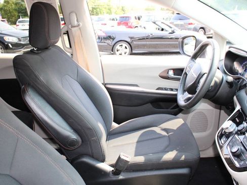 Used 2018 Chrysler Pacifica L FWD image 11