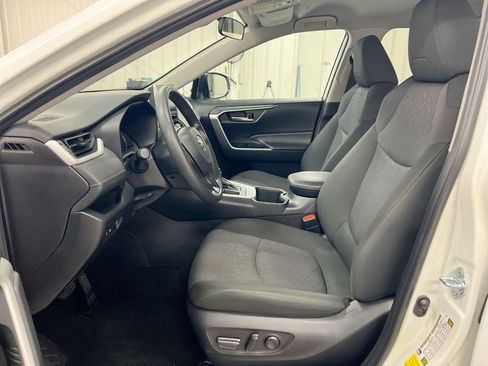 Used 2025 Toyota RAV4 XLE FWD image 20