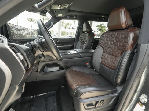 Used 2025 Nissan Armada Platinum image 8