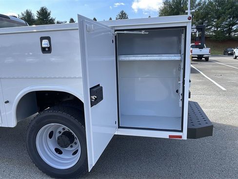 New 2024 Ford F550 4x4 Regular Cab Super Duty image 17