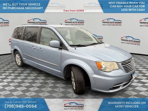 Used 2013 Chrysler Town & Country Touring image 3