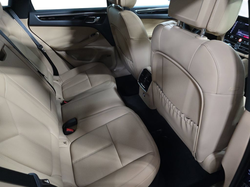 Certified 2025 Porsche Macan AWD/4WD image 26