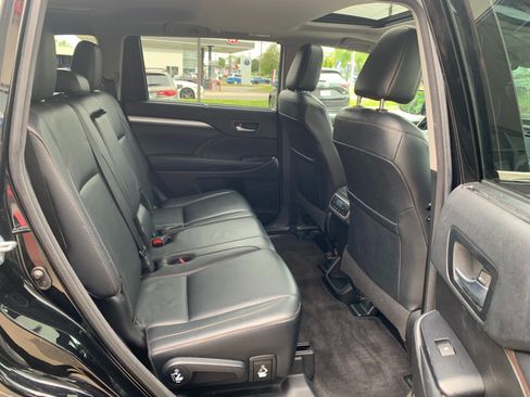 Used 2018 Toyota Highlander XLE w/ Carpet Mat Package (TMS) AWD/4WD image 37