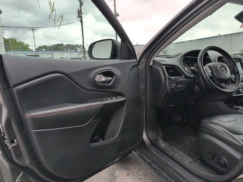 Used 2019 Jeep Cherokee Trailhawk AWD/4WD image 10
