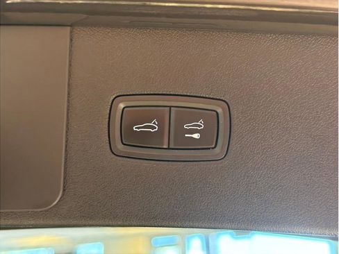 Used 2022 Porsche Cayenne Platinum Edition image 34