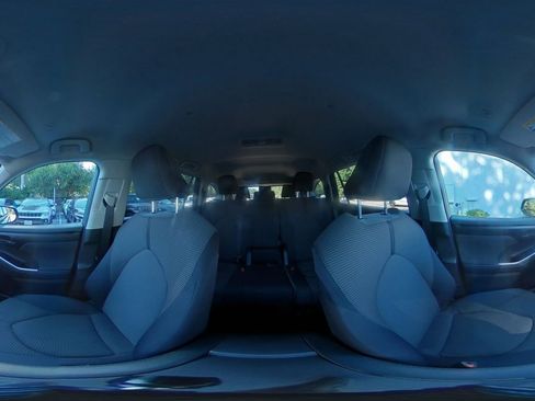 Used 2025 Toyota Highlander LE FWD image 43