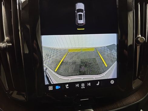 Used 2023 Volvo XC60 B5 Plus image 24